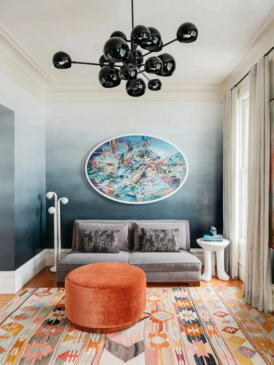 深色调配色和饱和色调的家具，让空间充满活力